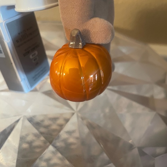 Bath & Body Works Golden Retriever Dog with Pumpkin Wall Flower NEW & CUTEE! - Picture 10 of 16